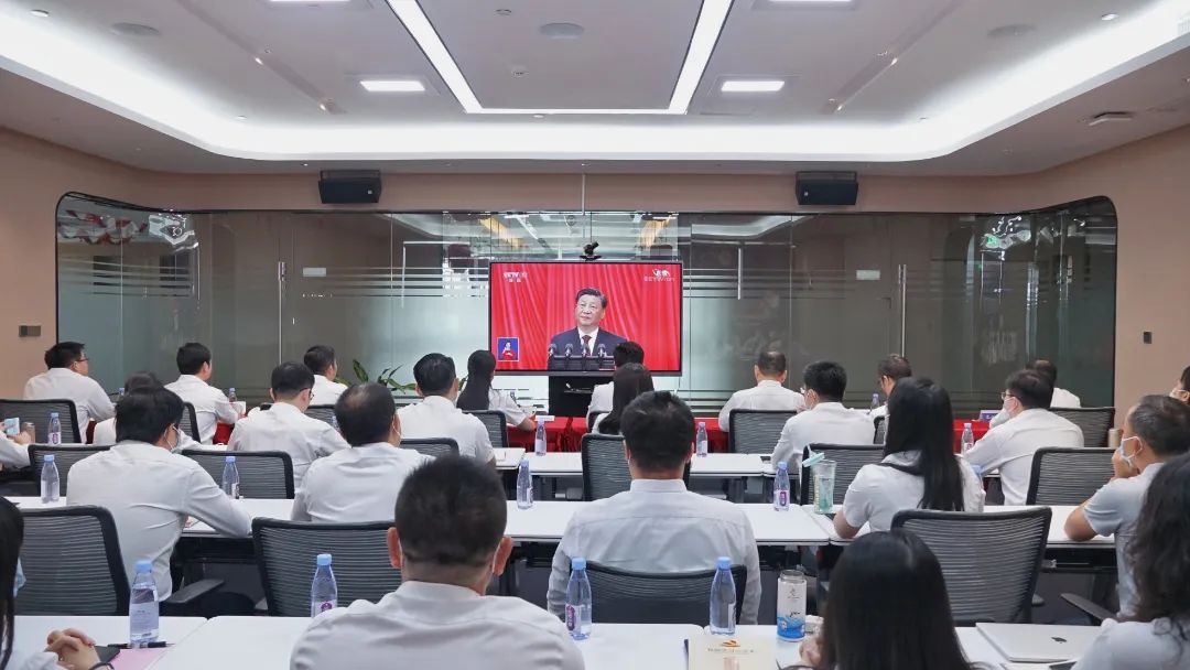 币赢官网集团党员职工当真收看党的二十大开幕会